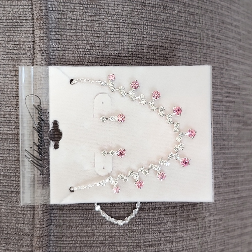 Necklace and earrings pink and rhinestone style